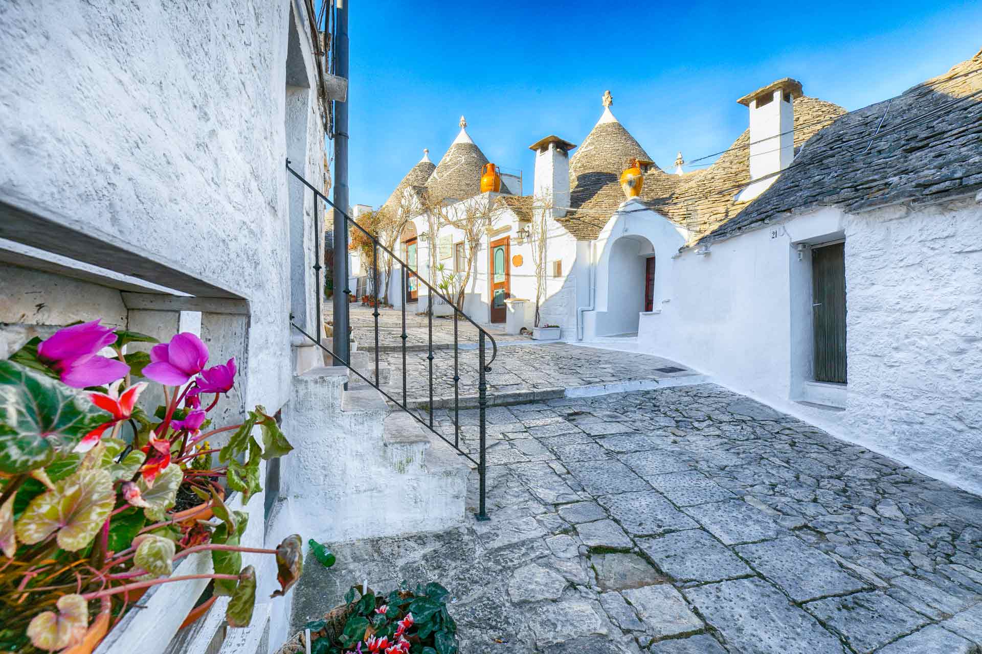 trulli-alberobello-typical-houses-street-view-town-alberobello-village-with-trulli-houses-puglia-apulia-region-southern-italy